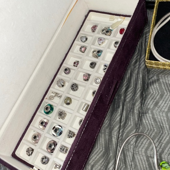 Many authentic Pandora charms and bracelets, necklaces - Picture 1 of 3